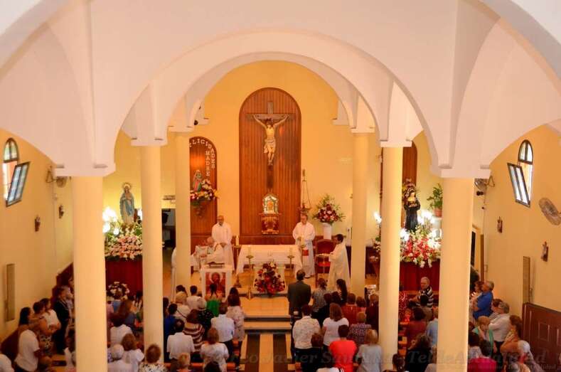 La Parroquia celebró este mediodía el día grande de sus fiestas en honor de Santa Rita. Momento de la misa (Foto F.J. Santana)